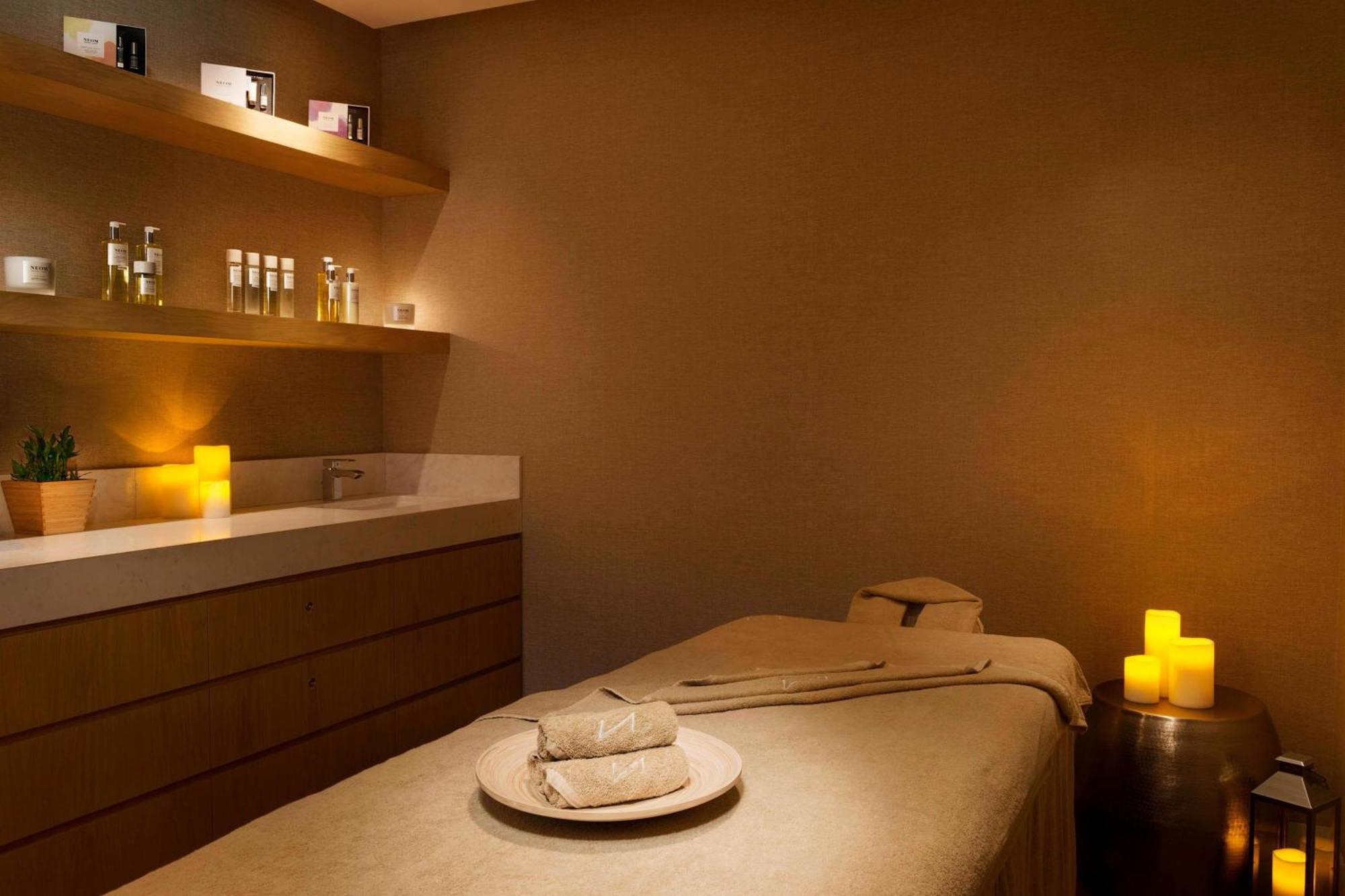 La Ville Hotel & Suites City Walk Dubai, Autograph Collection Exterior foto A treatment room at The Spa at The Landmark