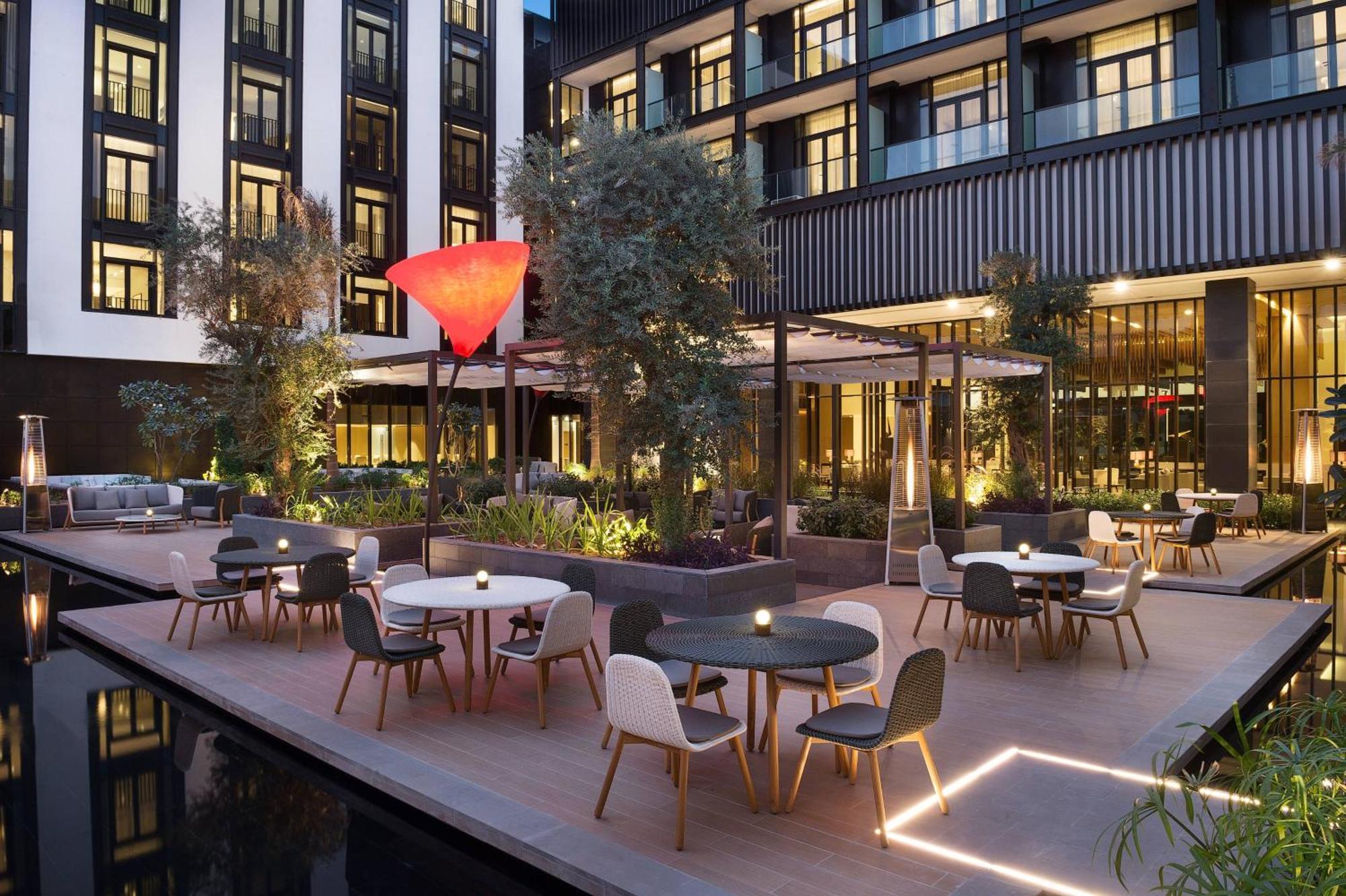 La Ville Hotel & Suites City Walk Dubai, Autograph Collection Exterior foto The hotel's courtyard